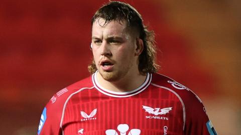 Sam Wainwright prepares for action with Scarlets