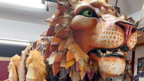 The lion puppet