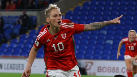 Jess Fishlock celebrates goal