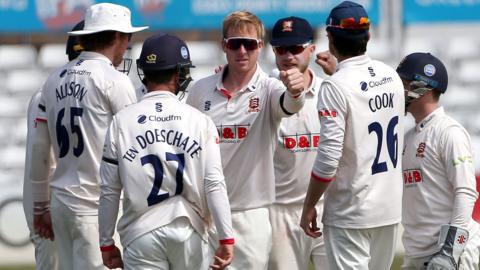 Simon Harmer celebrates with his Essex team-mates