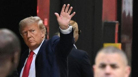 trump waving