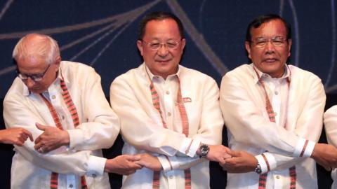 North Korean Foreign Minister Ri Yong-ho (C) poses for a photograph at a dinner party for the participants of the Assocition of Southeast Asian Nations (ASEAN) Regional Forum in Manila, the Philippines, 06 August 2017