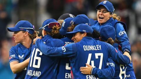 England celebrate after beating Australia
