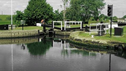 Kings Road Lock on the Aire & Calder Navigatio