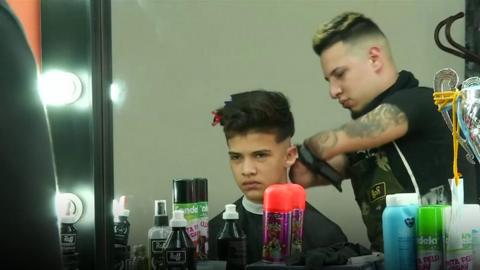 Gabriel Heredia - who born without forearms - cuts hair
