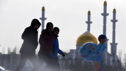 People walk along street in Astana (22/01/17)