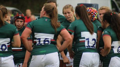 Leicester Tigers women's team in a huddle