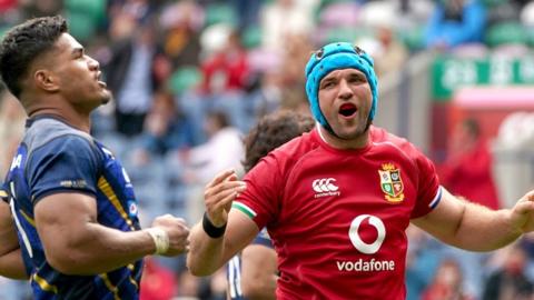 Tadhg Beirne celebrates his try