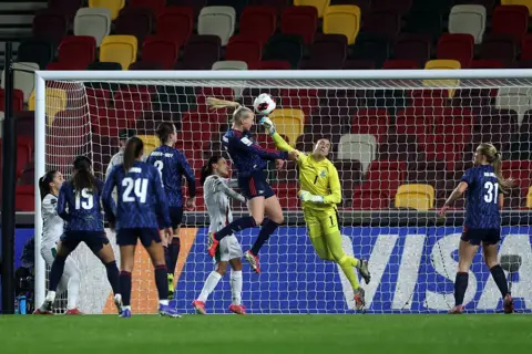 Stina Blackstenius scores