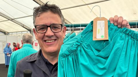 Roedd Rhys Meirion yn canu fel rhan o seremoni'r coroni yn yr Eisteddfod brynhawn Llun