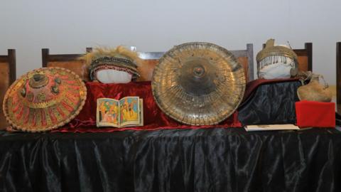 A display of historical crowns and paintings