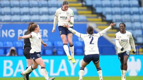 Hanshaw celebrates with teammates after scoring the opening goal v LEI