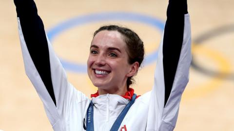 Elinor Barker celebrates her medal