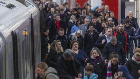 A train platform full of commuters