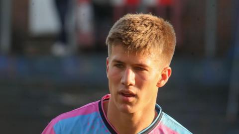 Charlie Olson warming up for a game with Oldham in a sky blue and pink training top