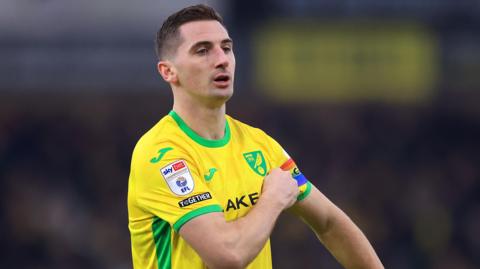 Norwich City captain Kenny McLean pulling up his armband