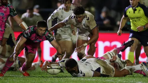 Wilfrid Hounkpatin of Montpellier scores a try