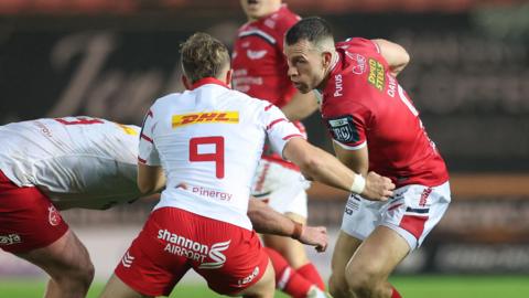 Gareth Davies takes on Craig Casey