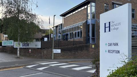 Entrance sign and buildings of Henley College
