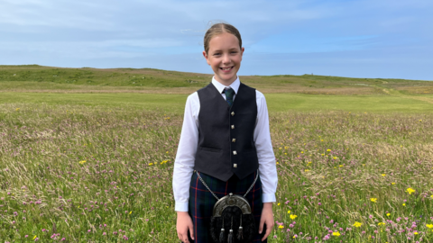 Patricia a bha a' gabhail pàirt sna farpaisean pìobaireachd