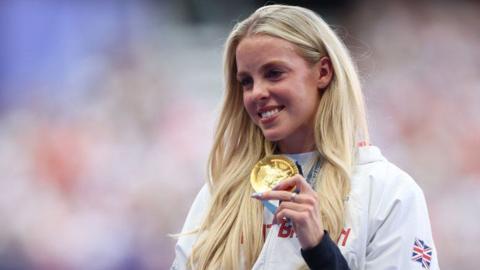 Great Britain's Keely Hodgkinson holds up her Olympic gold medal on the podium at Paris 2024