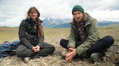 Dania Goic NicLeòd agus Keith Dòmhnallach aig Estancia Laguna Amarga ann an Chile