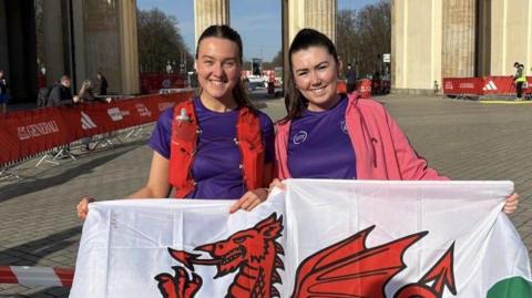 Catrin a'i ffrind yn Berlin