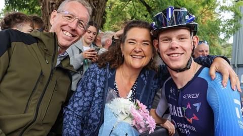 Finlay gyda'i rieni Michael a Dawn yn ystod y Tour of Britain y llynedd