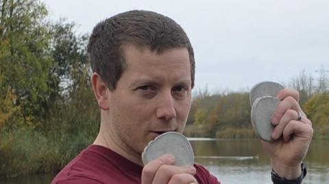 Phil Bloxham gyda cerrig