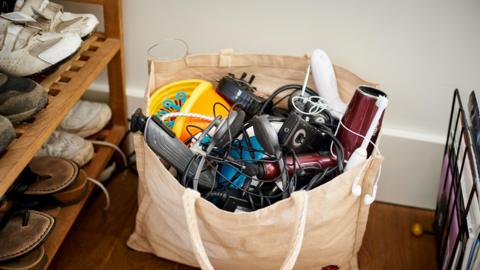 Bag of assorting electrical items