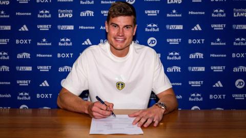 Jaka Bijol signing Leeds contract
