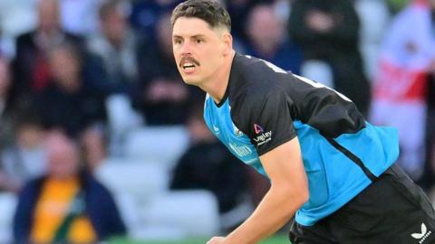 Ben Dwarshuis bowling for Worcestershire against Nottinghamshire in the T20 Blast