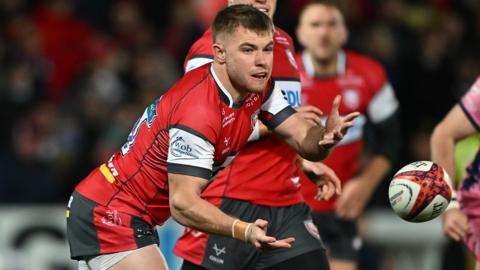 Gloucester's Charlie Atkinson delivers a pass