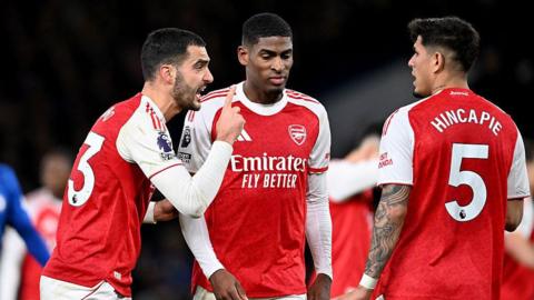 Mikel Merino speaks to Cristhian Mosquera and Piero Hincapie for Arsenal