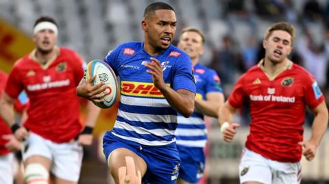 Suleiman Hartezberg on the way to scoring the Stormers' first try in the sixth minute