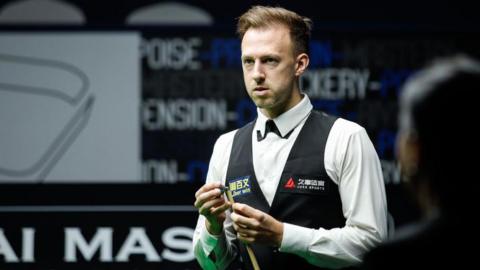 Judd Trump chalks his cue