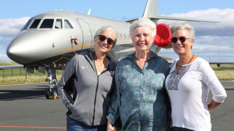 Luchd-siubhail air raon-laighe Port-adhair Dhùn nan Gall