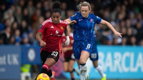 Chelsea player Erin Cuthbert and Manchester United player Geyse da Silva Ferreira. 