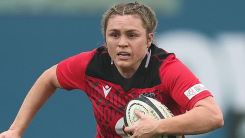 Hannah Bluck runs with the ball