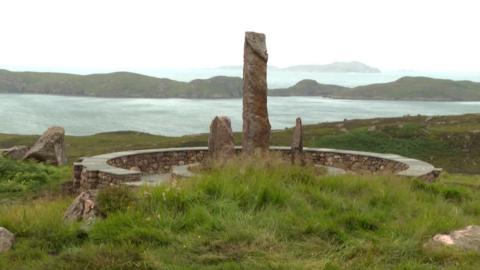 Carragh-chuimhne air an t-strì a rinn muinntir na Còigich an aghaidh oidhirp an cur às an dachaighean