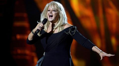 Bonnie Tyler yn canu ar lwyfan