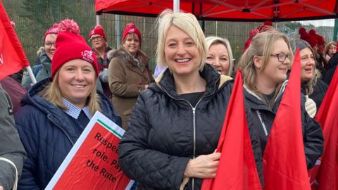 ymwelwyr iechyd yn streicio fore Llun