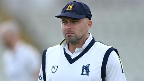 Warwickshire bowler Jake Lintott