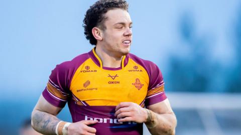 Elliot Wallis in action for Huddersfield Giants