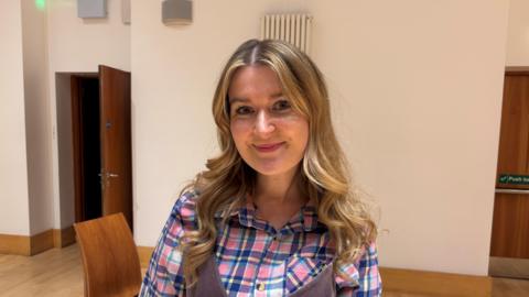 Josie NicDhonnchaidh - Stiùiriche Còisir Cuèir