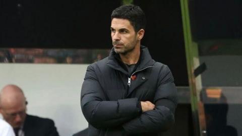 Mikel Arteta managing 