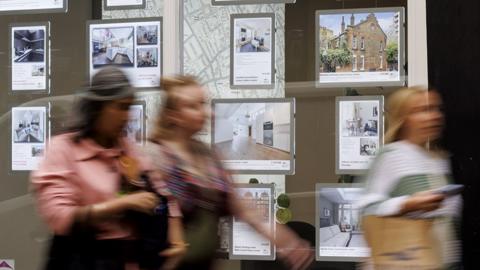 People walk past an estate agent in London, Britain, 05 October 2023