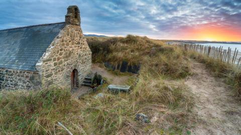 Eglwys Llandanwg