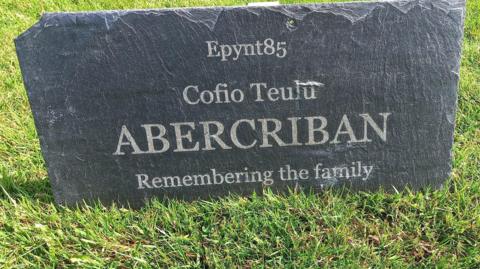 Mae'r gofeb i gofio teulu a fferm Abercriban yn un o'r 54 cofeb lechen sydd wedi cael ei greu