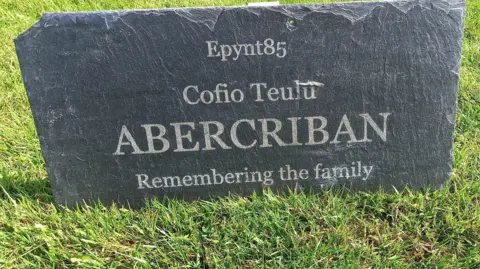 Mae'r gofeb i gofio teulu a fferm Abercriban yn un o'r 54 cofeb lechen sydd wedi cael ei greu